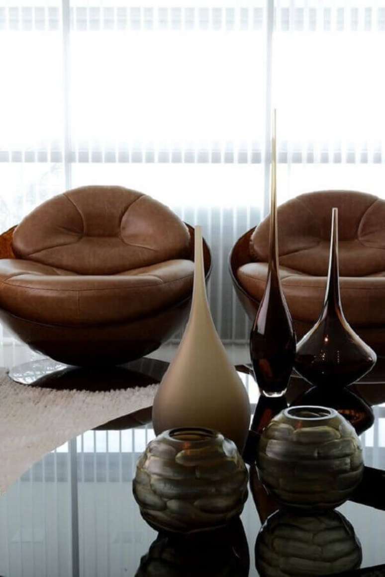 3. Decoração de sala com poltrona marrom escura moderna – Foto: Pinterest