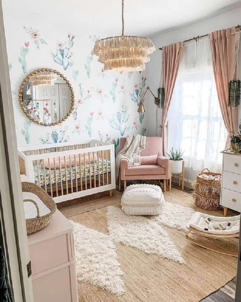 72. Quarto de bebê decorado com tapete sisal e poltrona de amamentação rosa – Foto: Arkpad