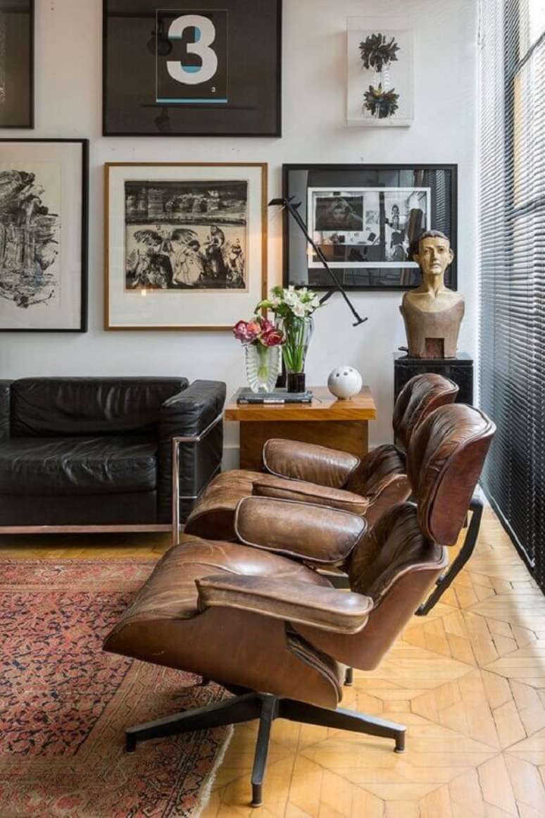 42. Decoração para sala de estar com sofá de couro preto e poltrona marrom escuro – Foto: Casa de Valentina