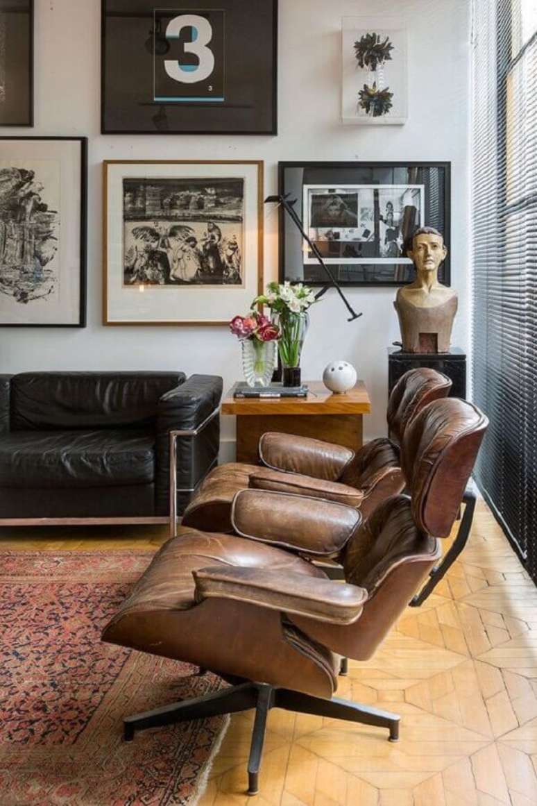 42. Decora&ccedil;&atilde;o para sala de estar com sof&aacute; de couro preto e poltrona marrom escuro &ndash; Foto: Casa de Valentina