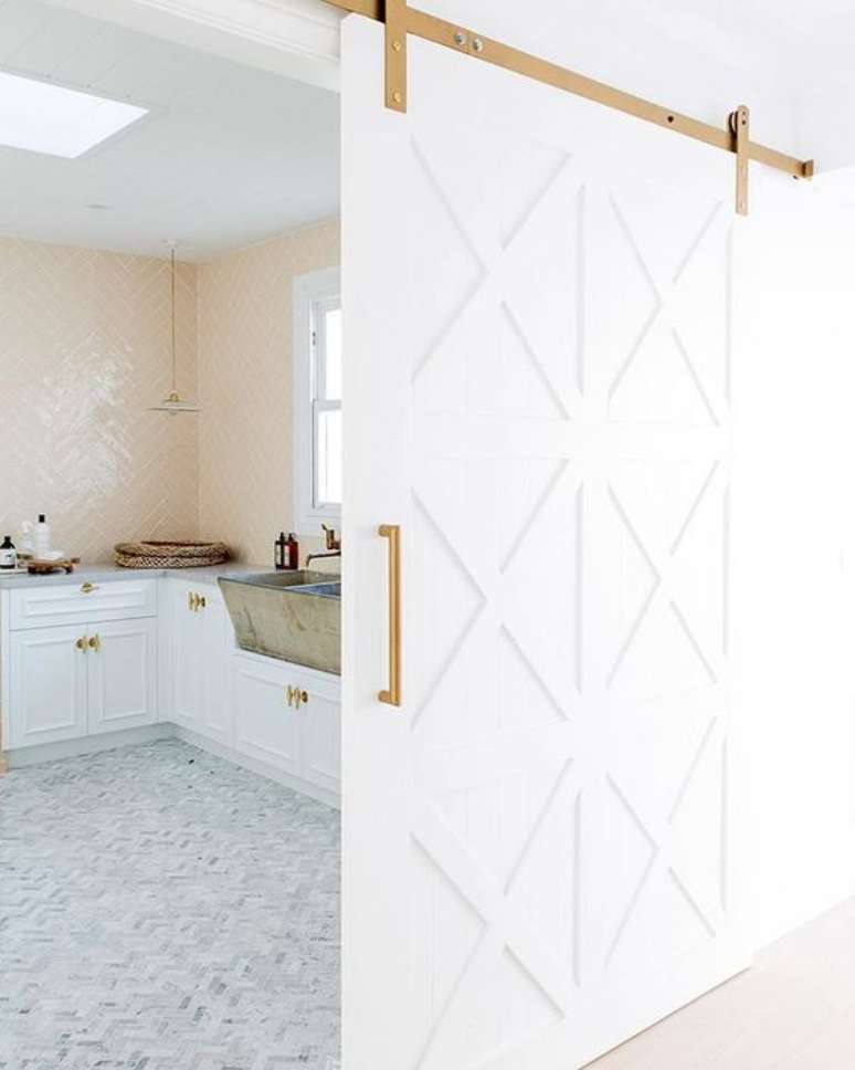 55. Porta de correr para sala e cozinha na cor branca &ndash; Foto Gislane Lima