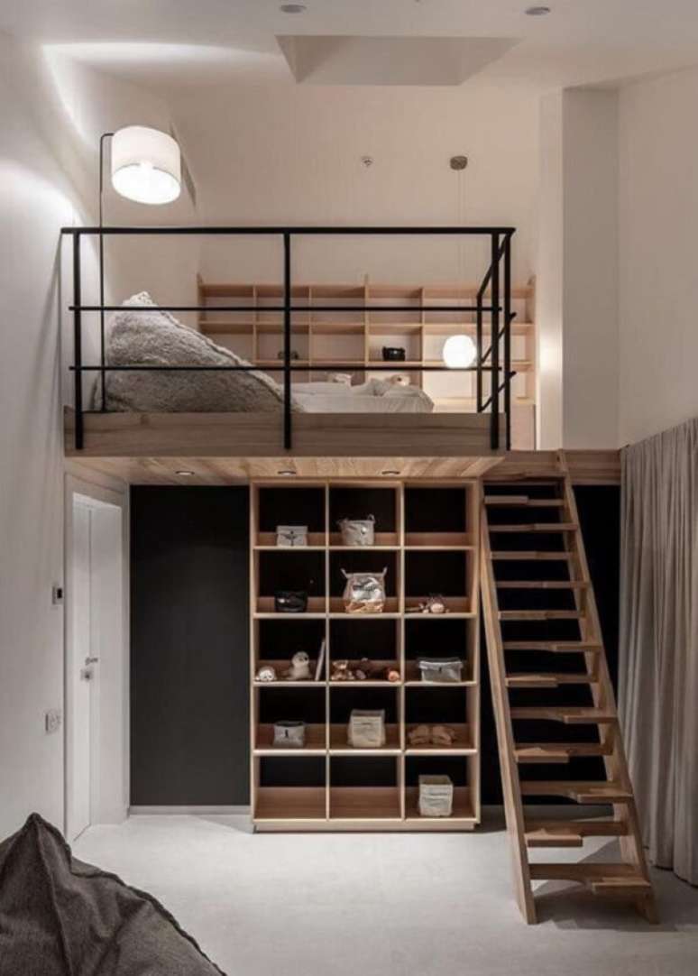30. Fuja do tradicional e opte por escadas com design diferenciado que dão acesso a sua cama mezanino. Fonte: Pinterest