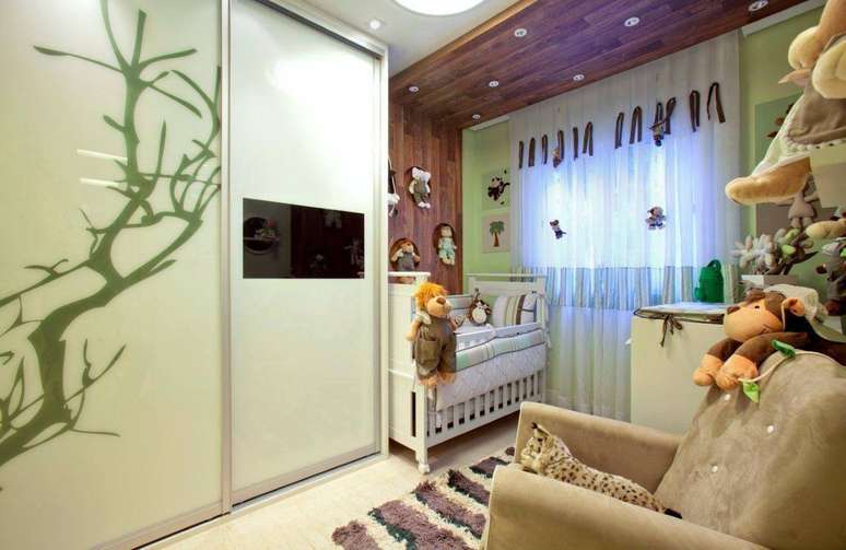 40. A poltrona para amamenta&ccedil;&atilde;o pode acomodar os bichos de pel&uacute;cia quando n&atilde;o estiver sendo usada. Projeto por Lucia Stuhlberger.