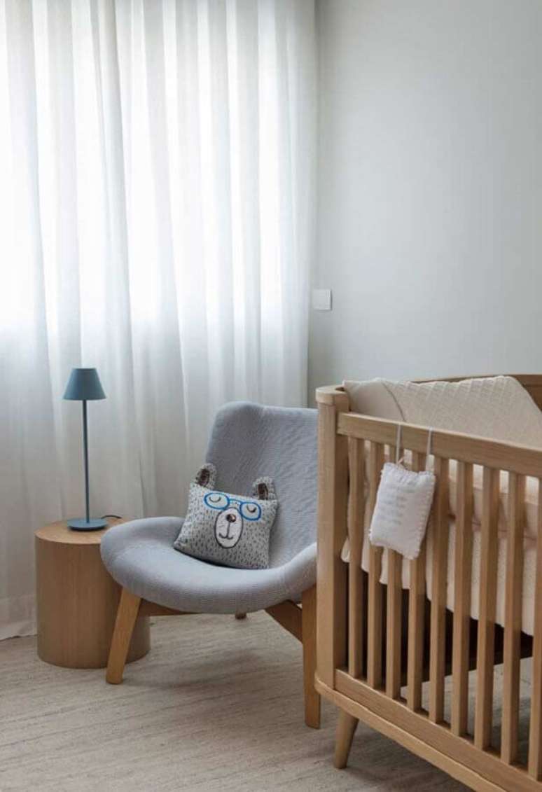 57 Decoração de quarto de bebê com poltrona de amamentação pequena cinza clara – Foto: Pinterest