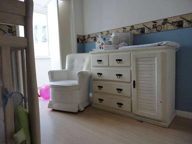 36. A poltrona cl&aacute;ssica combina com quase todos os estilos escolhidos para o quarto de menino. Projeto por Maria Helena Torres.