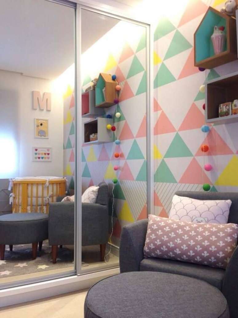 26. Com tra&ccedil;os modernos, a poltrona acomoda bem m&atilde;e e beb&ecirc;. Projeto por Maira Schaeffer.