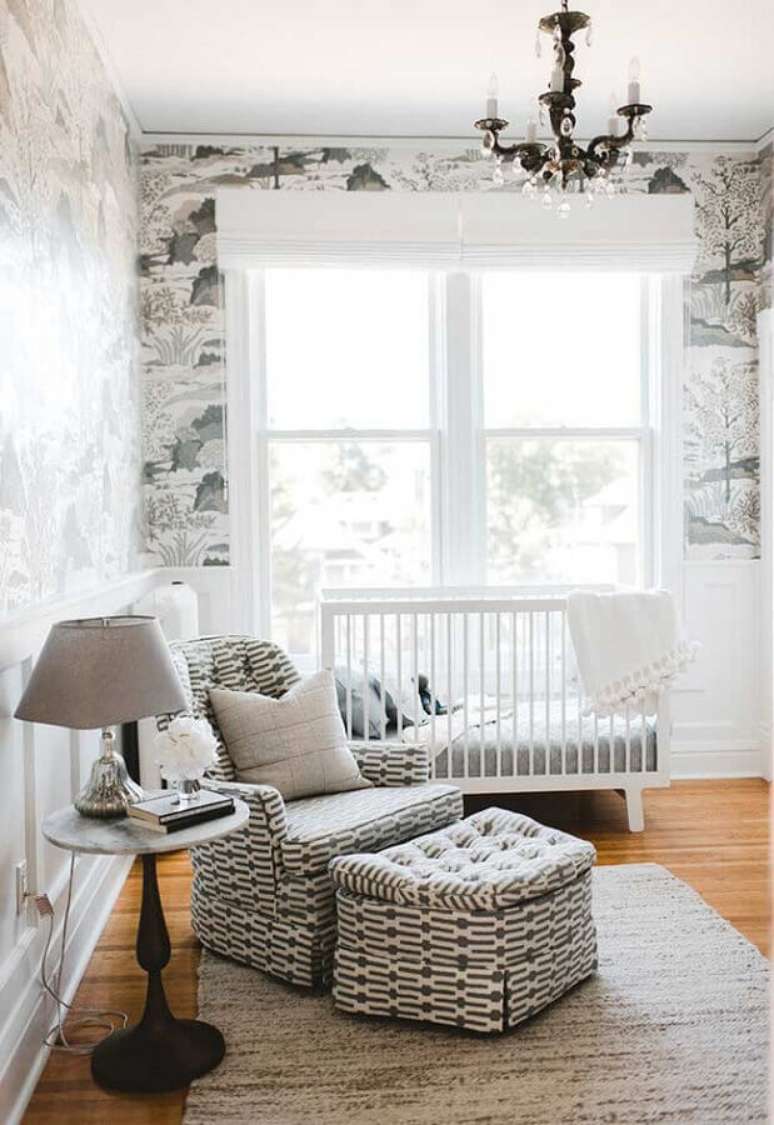 62. Decoração simples para quarto de bebê branco com poltrona de amamentação com puff estampado – Foto: Pinterest