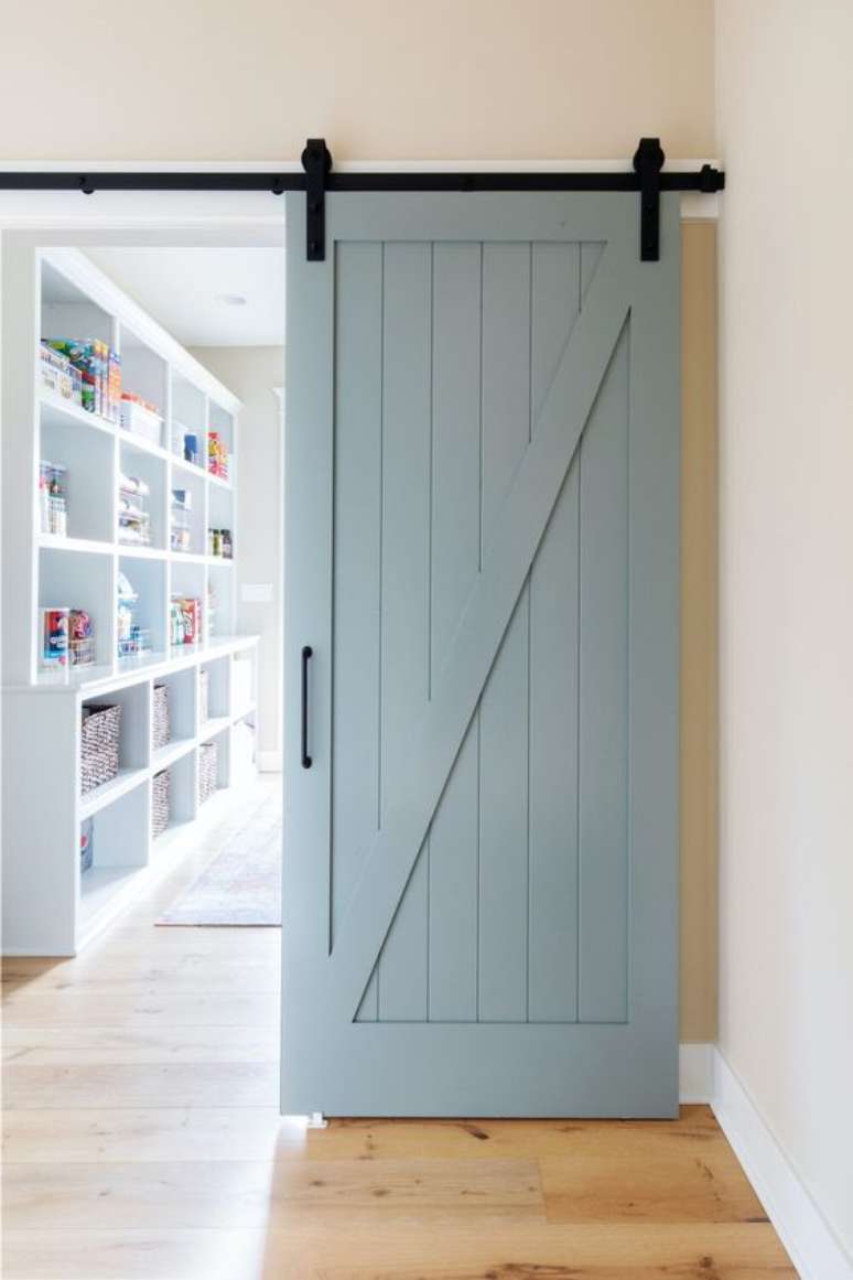 15. Decora&ccedil;&atilde;o com porta de correr para sala &ndash; Foto Pinterest
