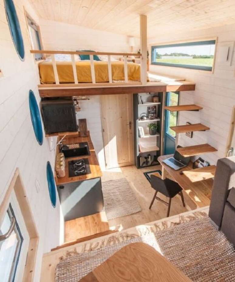 50. A escada flutuante de madeira leva os moradores a cama mezanino. Fonte: Pinterest