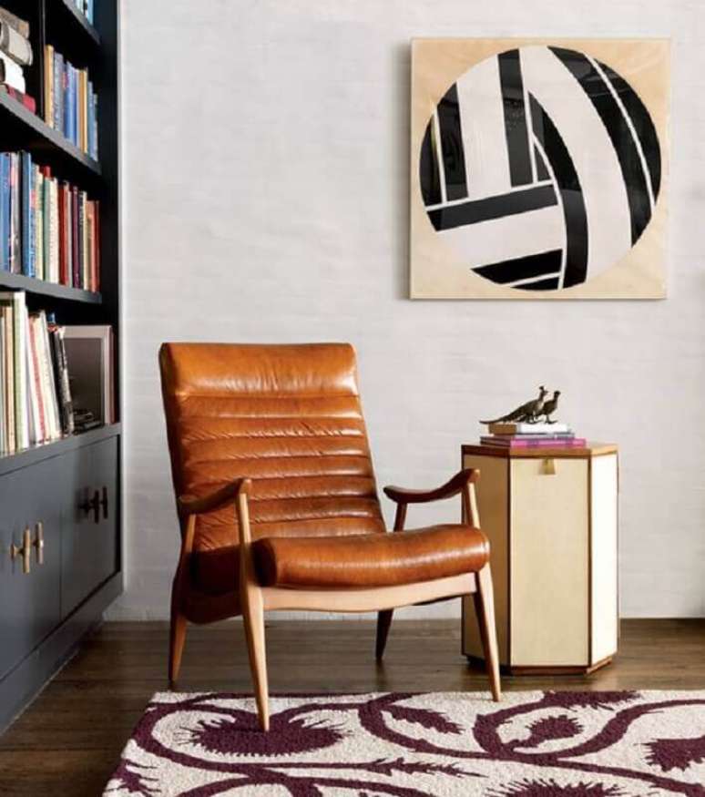 38. Poltrona de couro marrom para decoração de cantinho de leitura – Foto: Home Fashion Trend