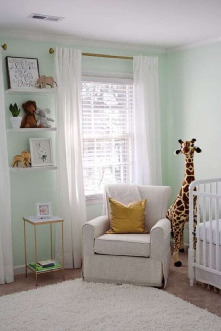 49. Decoração simples para quarto de bebê com poltrona de amamentação bege – Foto: Pinterest