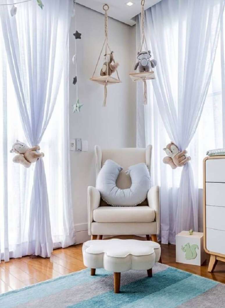 52. Decora&ccedil;&atilde;o l&uacute;cida para quarto de beb&ecirc; com poltrona de amamenta&ccedil;&atilde;o bege &ndash; Foto: Gr&atilde;o de Gente