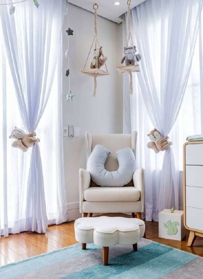 52. Decoração lúcida para quarto de bebê com poltrona de amamentação bege – Foto: Grão de Gente