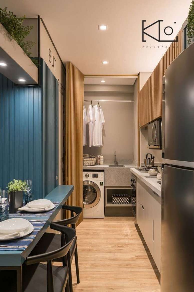 36. Área gourmet azul com armário para lavanderia – Foto Arkpad
