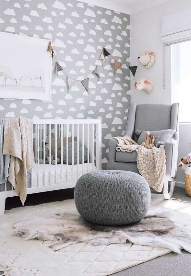 67. Poltrona de amamentação com balanço para quarto de bebê cinza decorado com papel de parede de nuvens – Foto: Home Fashion Trend