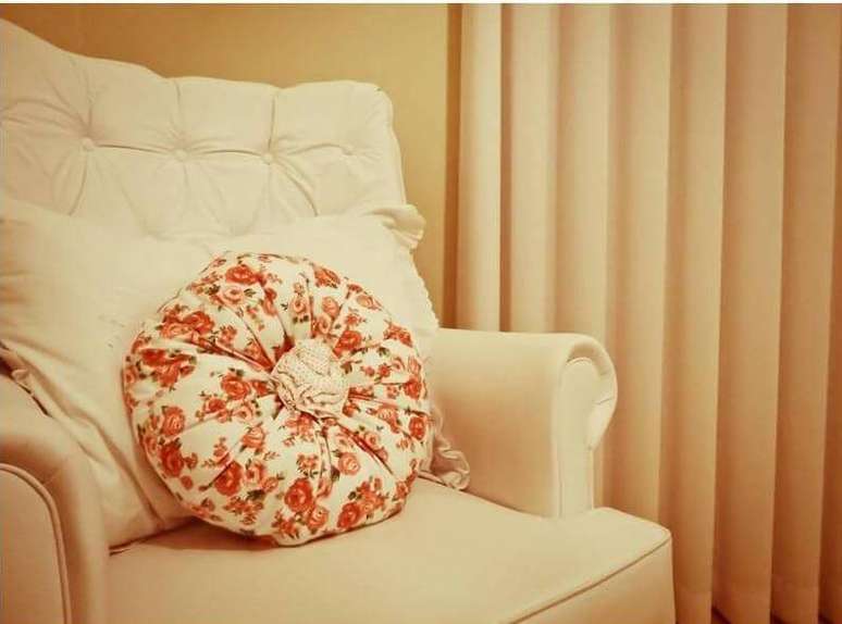3. Use almofadas de apoio na poltrona de amamentação para ficar mais confortável. Projeto por Luciane Leal.
