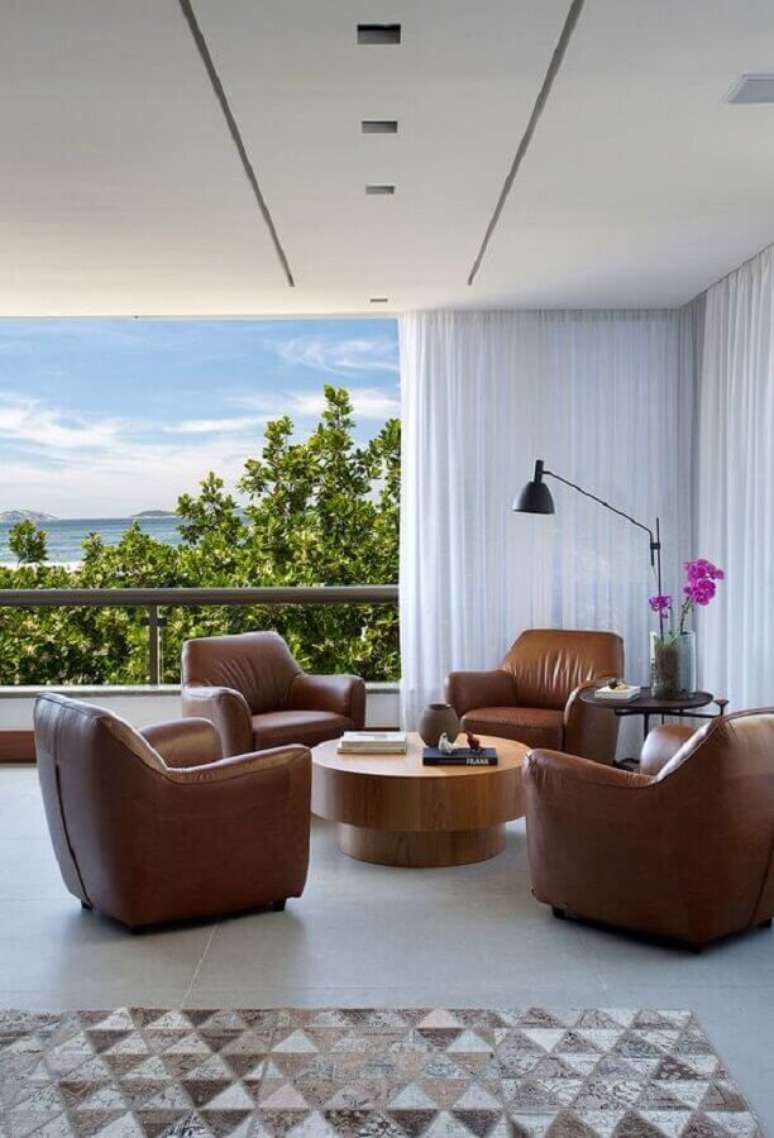 27. Decora&ccedil;&atilde;o de varanda ampla com conjunto de poltrona decorativa marrom &ndash; Foto: Casa de Valentina