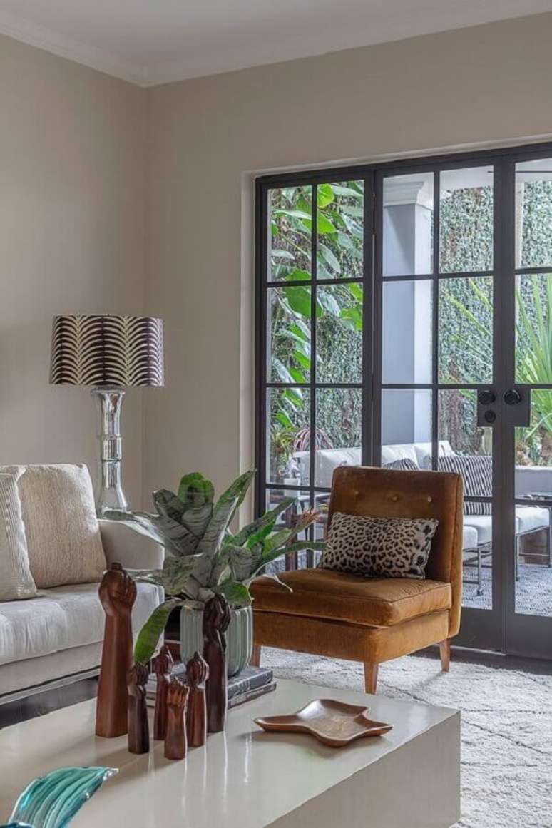 51. A poltrona marrom tem a grande vantagem de levar um toque acolhedor aos ambientes &ndash; Foto: Casa de Valentina