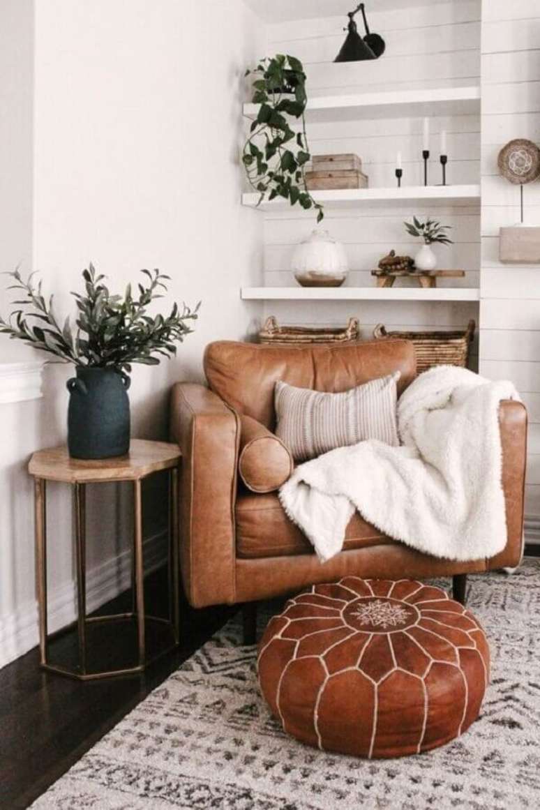7. Decoração de sala branca com poltrona marrom confortável – Foto: Home Fashion Trend