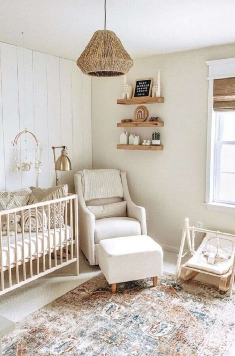 51. Poltrona de amamentação bege para quarto de bebê simples decorado em cores claras e neutras – Foto: Home Fashion Trend