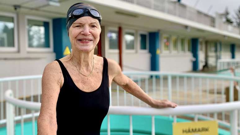 Oddly Margret Latansdottir em uma das piscinas reabertas na Islândia, assim como restaurantes e casas noturnas