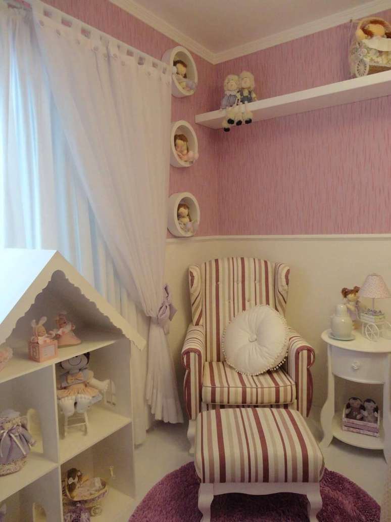 20. A poltrona de amamentação com tecido listrado também decora o quarto de menina. Projeto por Fernanda Guiz.