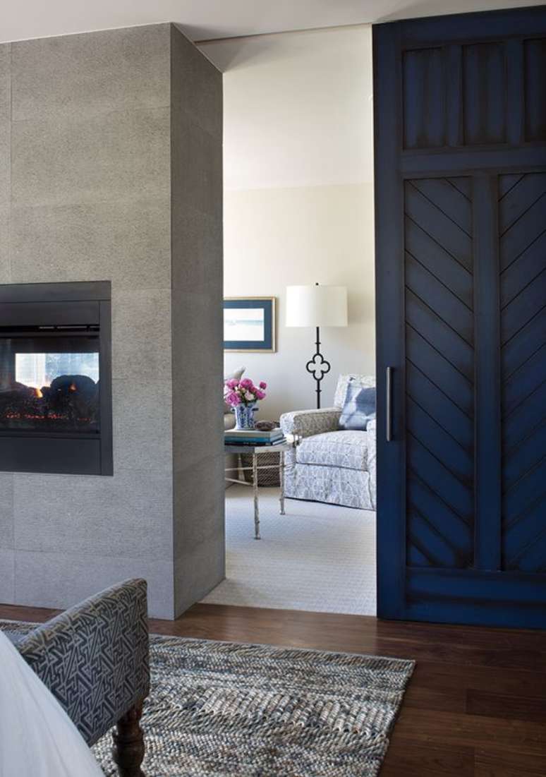 4. Porta de correr de madeira na cor azul para sala de estar aconchegante &ndash; Foto Colorado Home smag