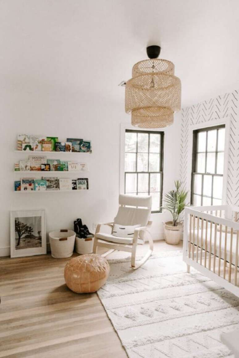 61. Quarto de bebê branco decorado com lustre rústico e poltrona de amamentação com balanço – Foto: Pinterest