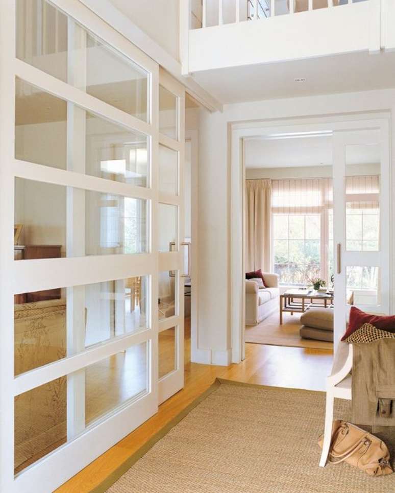 9. Sala com porta de correr de vidro &ndash; Foto El Mueble