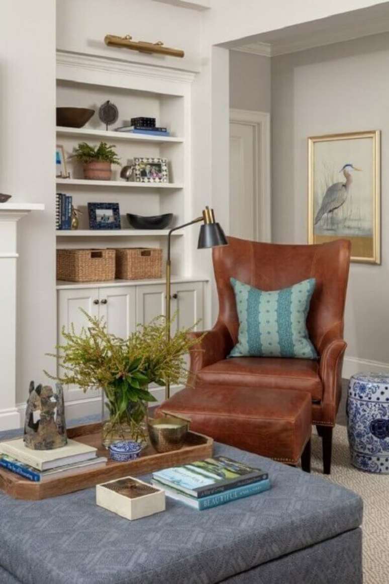 48. Poltrona marrom para decoração de sala de estar planejada – Foto: Home Fashion Trend