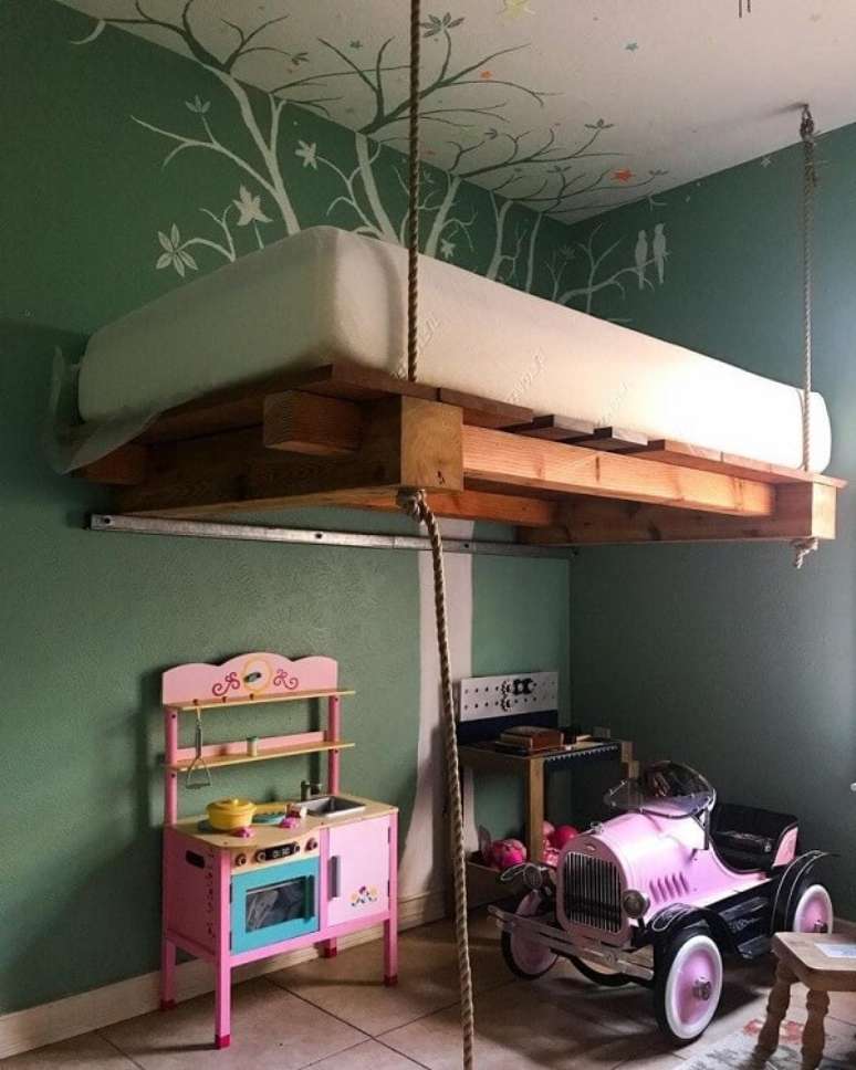 23. O desenho na parede d&aacute; um toque especial na cama mezanino. Fonte: @nailheads.inc