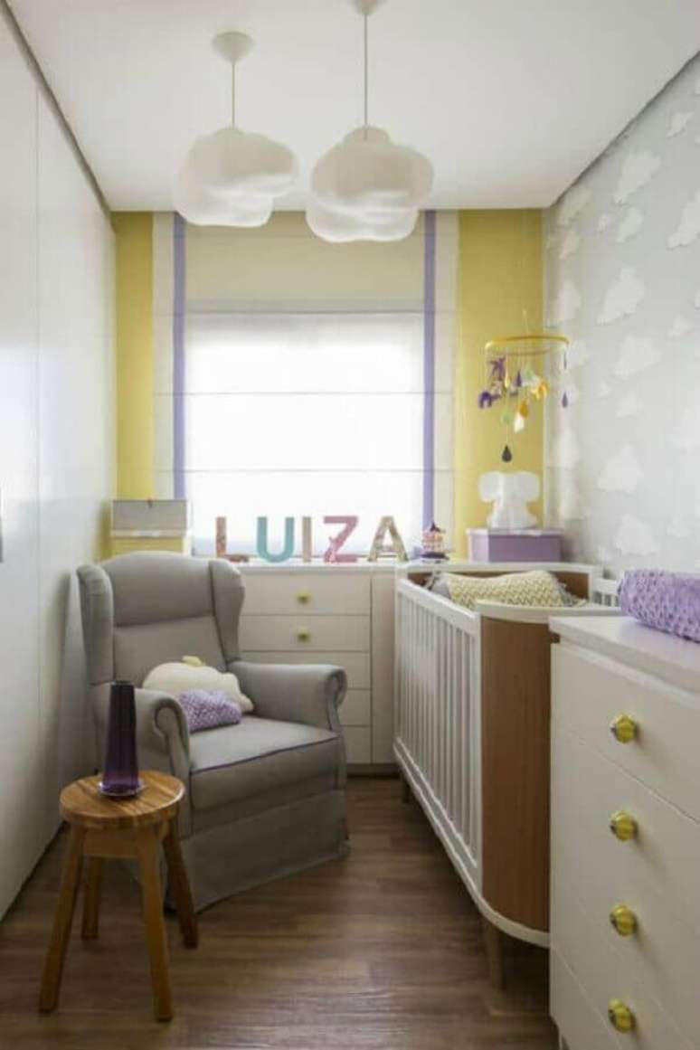53. Decoração simples para quarto de bebê pequeno com poltrona de amamentação – Foto: Pinterest