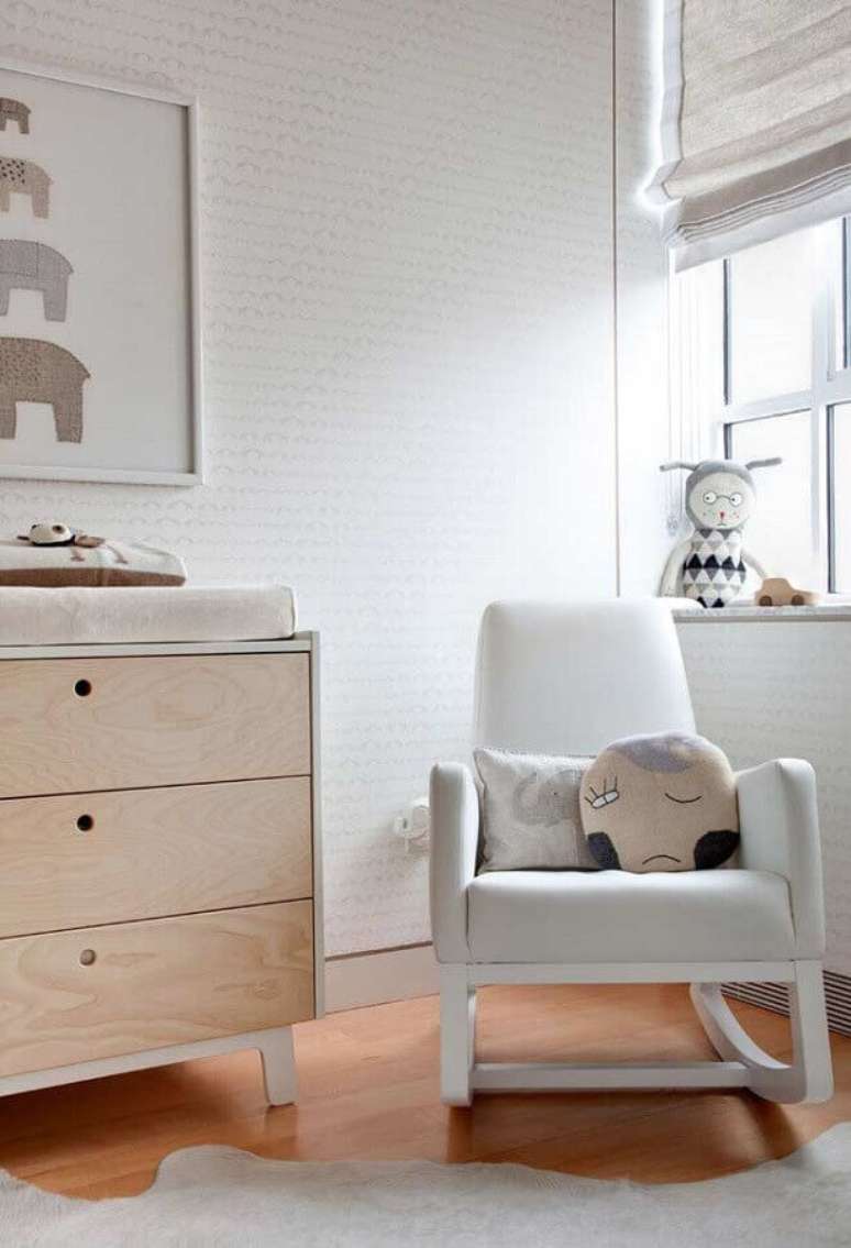 44. Decoração clean para quarto de bebê branco com poltrona de amamentação com balanço – Foto: Houzz