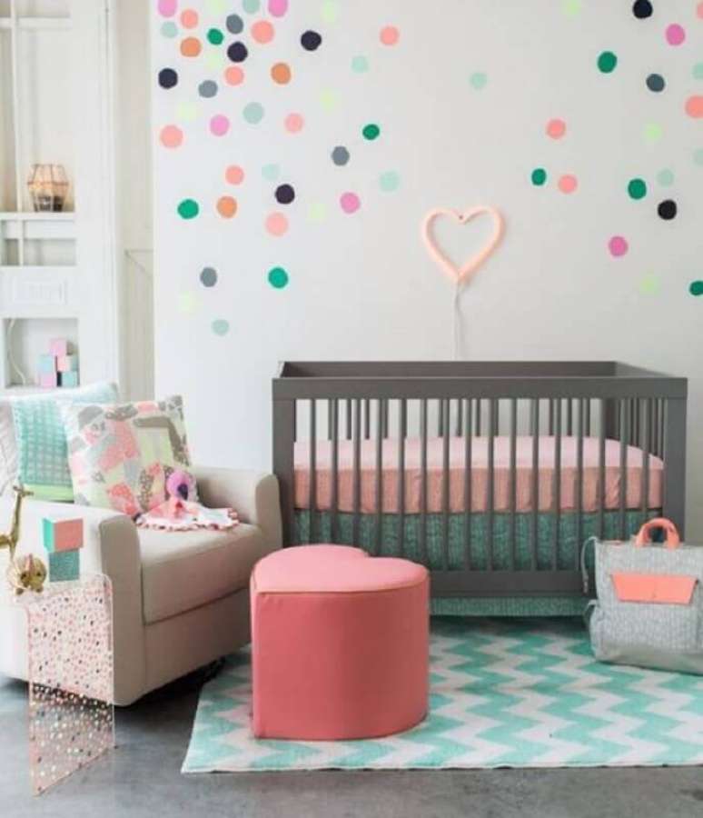 69. Quarto de beb&ecirc; decorado com poltrona de amamenta&ccedil;&atilde;o bege e puff rosa em formato de cora&ccedil;&atilde;o &ndash; Foto: Pinterest