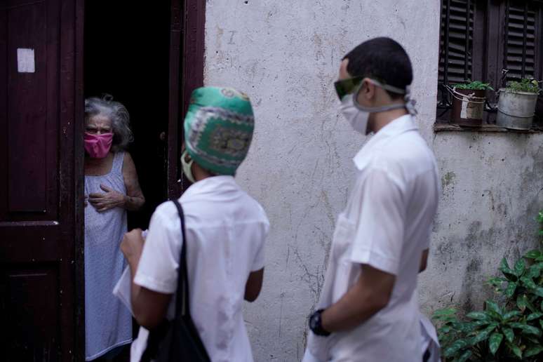Checagem de sintomas da Covid-19 em Havana
 24/2/021    REUTERS/Alexandre Meneghini