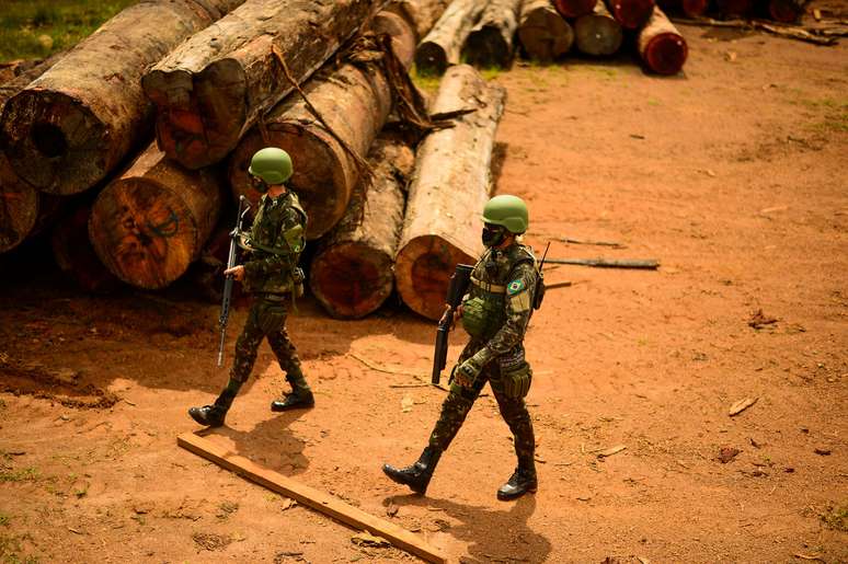 Soldados do Ex&eacute;rcito caminham perto de pilha de madeira extra&iacute;da ilegalmente da Amaz&ocirc;nia em Porto Velho, Rond&ocirc;nia
11/05/2020 Ex&eacute;rcito Brasileiro/Divulga&ccedil;&atilde;o via REUTERS 