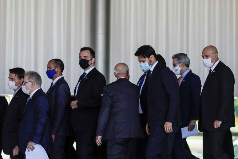 Bolsonaro e outras autoridades caminham do lado de fora do Palácio da Alvorada após reunião
24/03/2021
REUTERS/Ueslei Marcelino