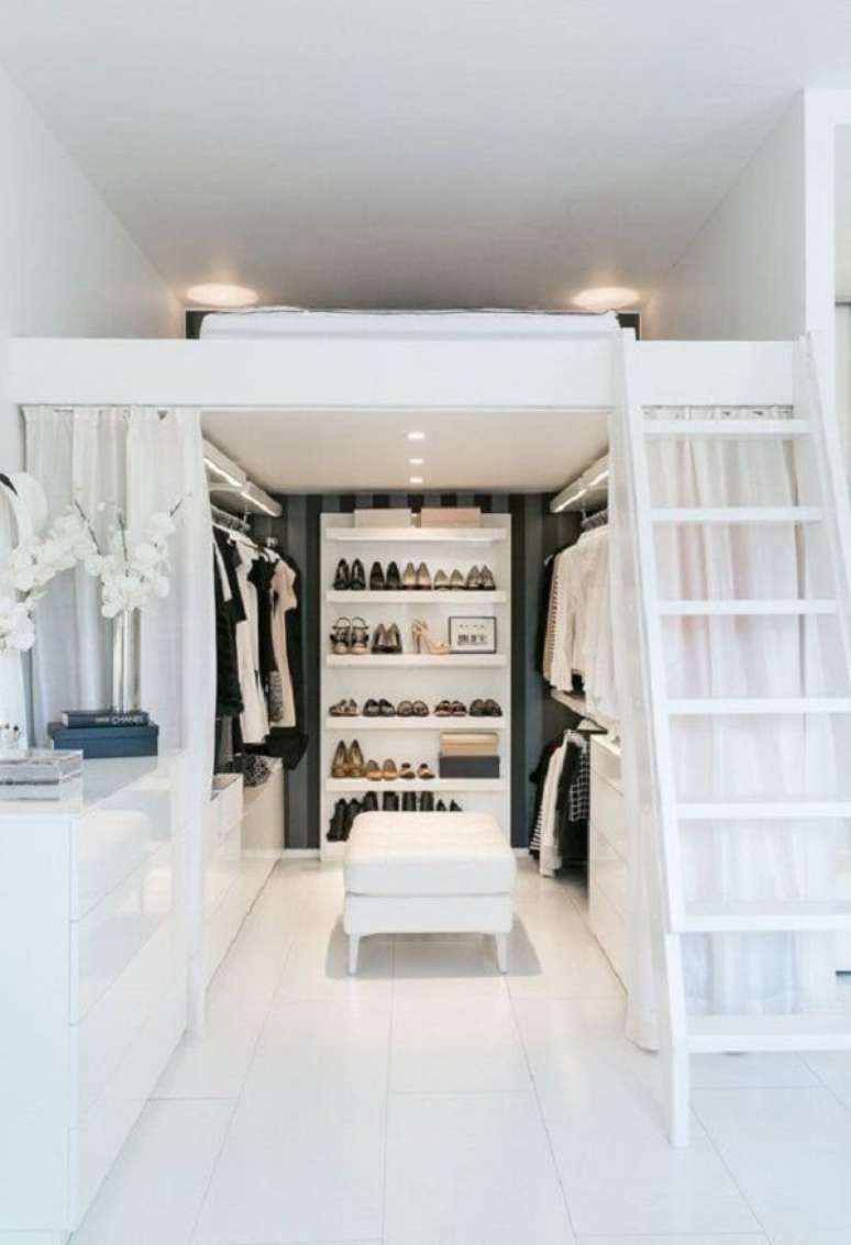 5. O mezanino com cama favorece a criação de um closet mesmo no quarto pequeno. Fonte: Pinterest