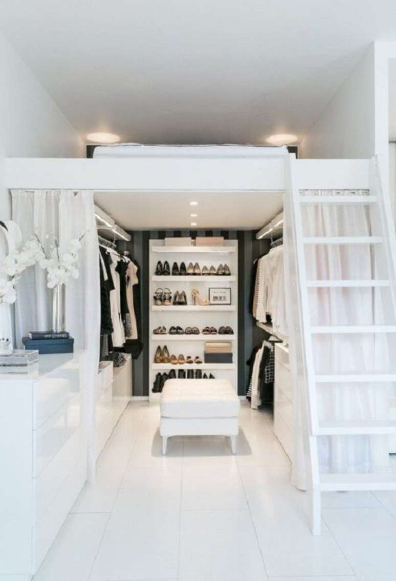 5. O mezanino com cama favorece a cria&ccedil;&atilde;o de um closet mesmo no quarto pequeno. Fonte: Pinterest