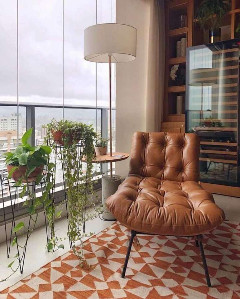 10. Poltrona marrom para decoração de varanda de apartamento – Foto: Pinterest