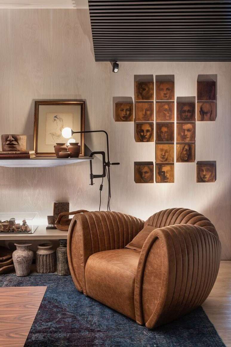 45. Poltrona marrom moderna para decoração de sala de estar – Foto: Casa de Valentina