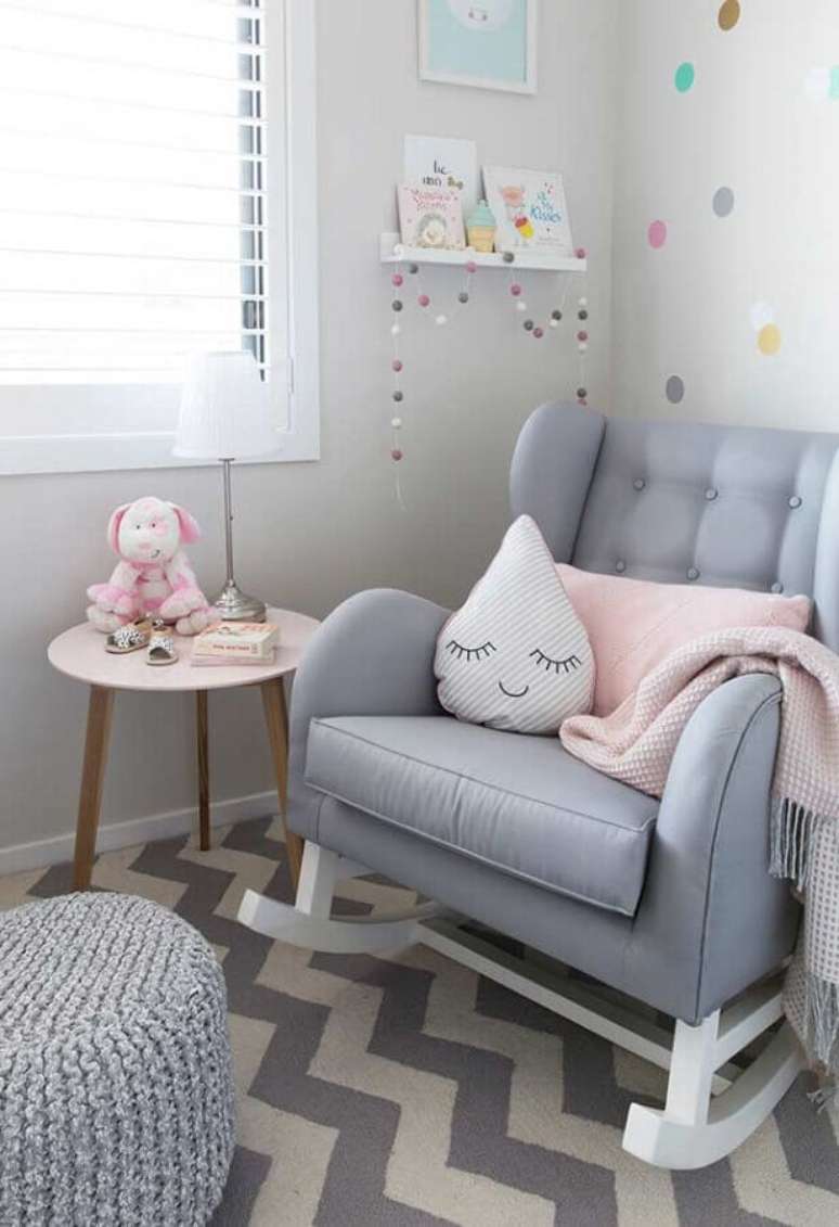 59. Poltrona de amamentação cinza para decoração de quarto de bebê com tapete chevron – Foto: Casa de Valentina