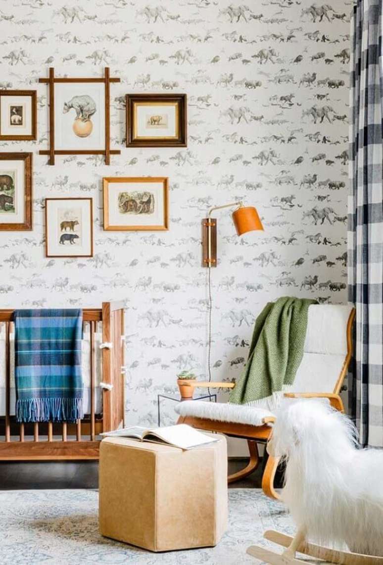 60. Decora&ccedil;&atilde;o simples com ber&ccedil;o de madeira e poltrona de amamenta&ccedil;&atilde;o com balan&ccedil;o &ndash; Foto: Houzz