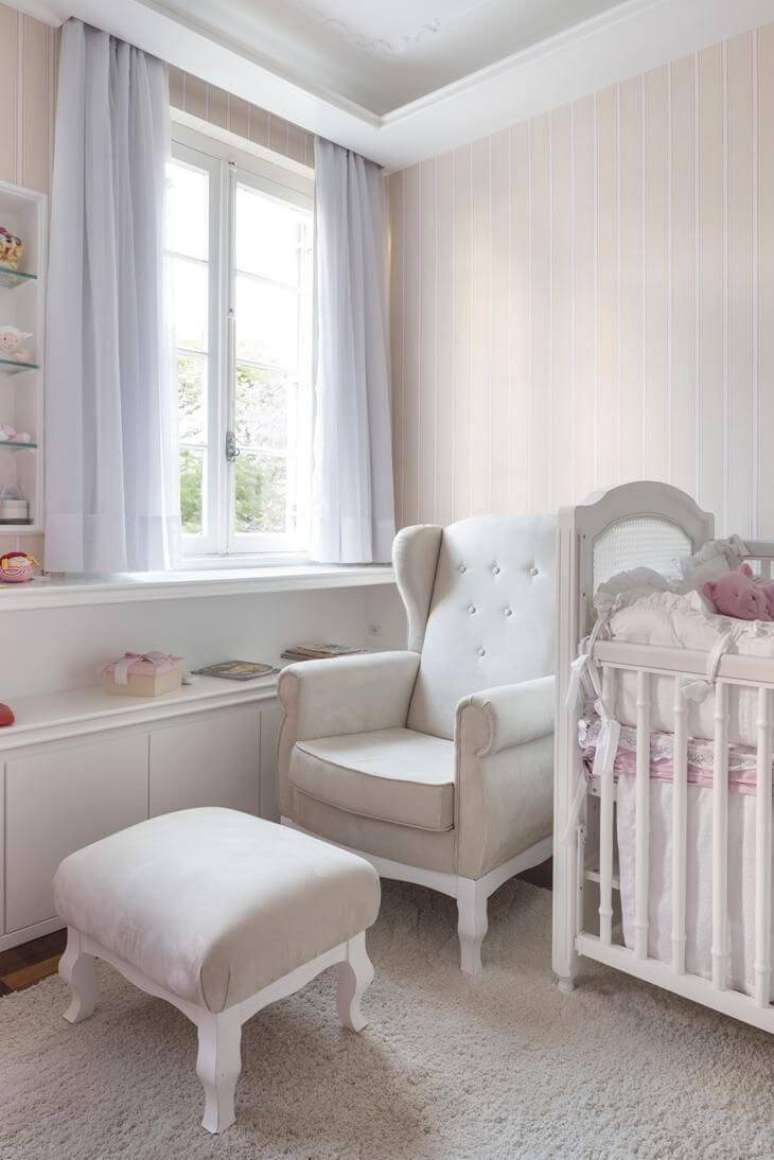 32. Os p&eacute;s de madeira na poltrona s&atilde;o um detalhe que faz diferen&ccedil;a. Projeto por Kali Arquitetura.