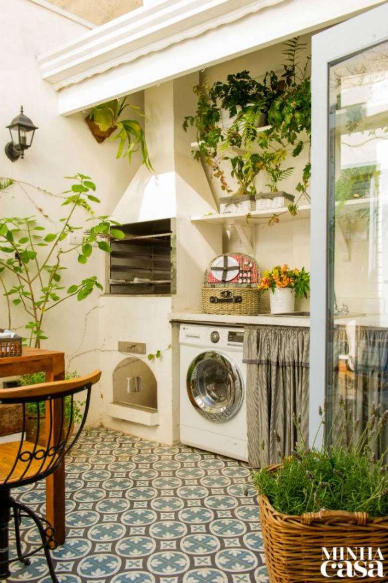 41. Área gourmet com lavanderia ao lado da churrasqueira – Foto Minha Casa Abtil