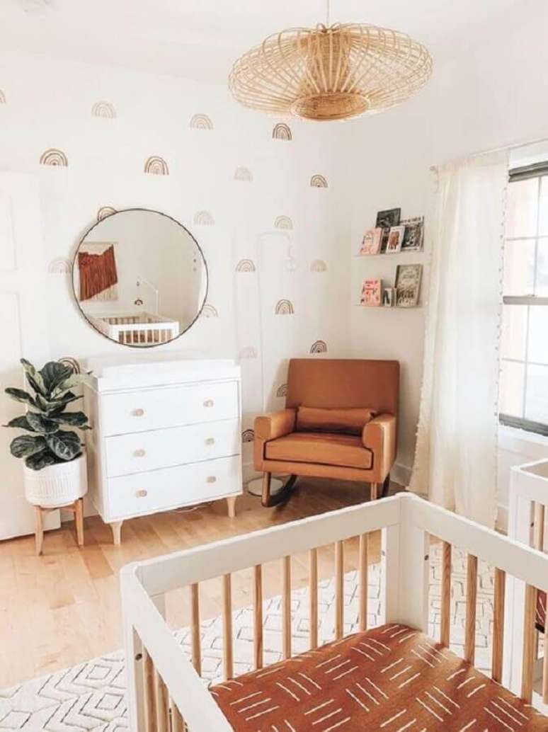 50. Poltrona de amamentação marrom para quarto de bebê decorado em cores claras – Foto: Pinterest