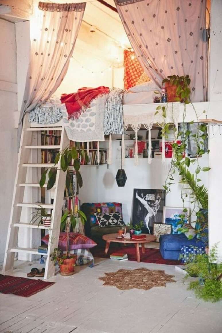 29. Loft aconchegante com inúmeras plantas e cama mezanino. Fonte: Pinterest