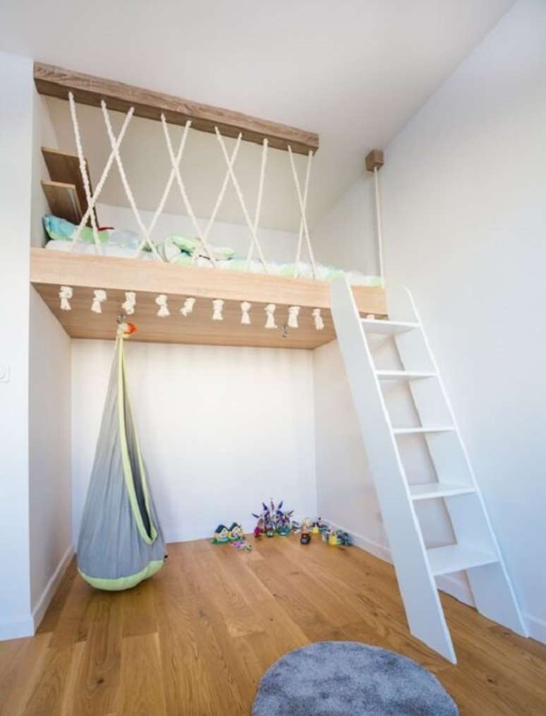 55. A cama suspensa mezanino otimiza o quarto infantil e permite que a crian&ccedil;a tenha mais espa&ccedil;o para brincar. Fonte: Super Stolarz