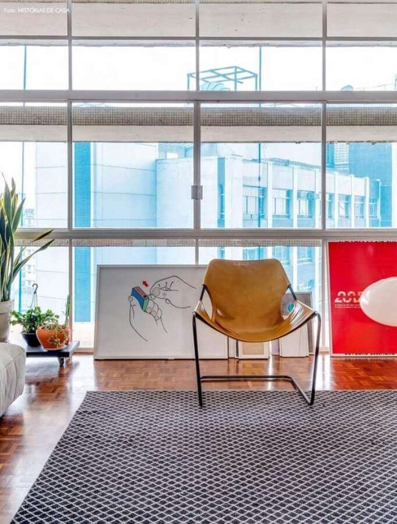 19. Decora&ccedil;&atilde;o de apartamento com poltrona marrom moderna &ndash; Foto: Hist&oacute;rias de Casa