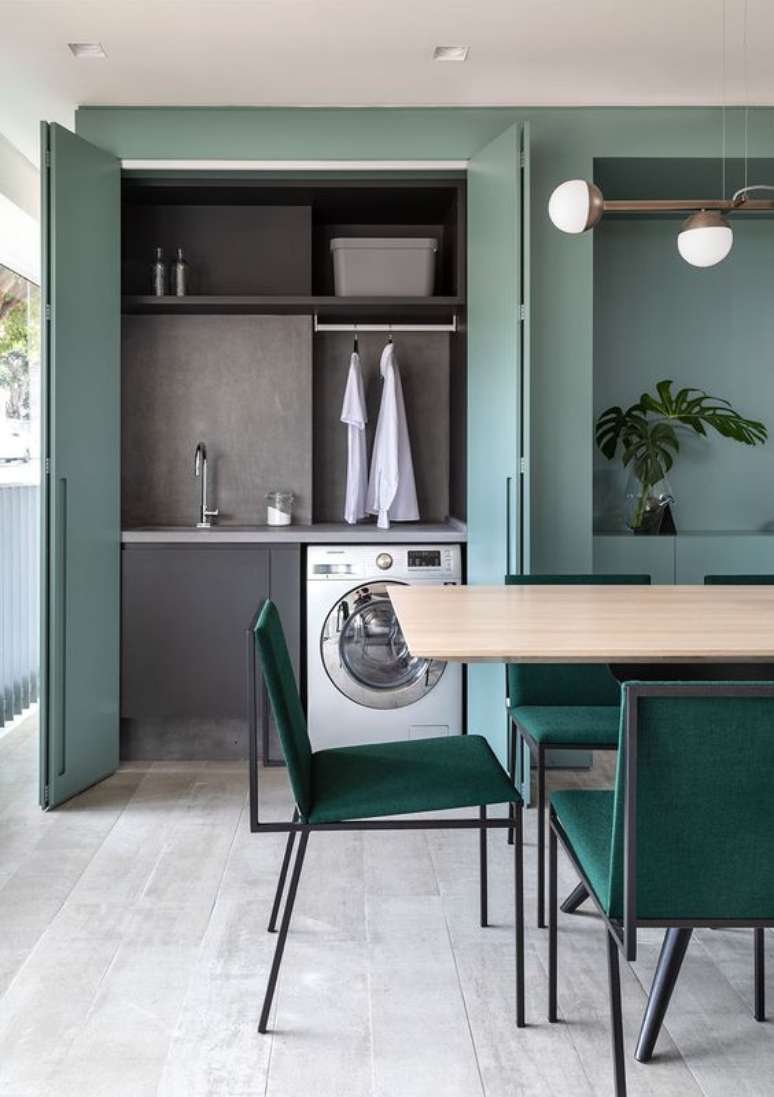 3. Área gourmet com lavanderia e decoração em tons de verde – Foto Casa Vogue